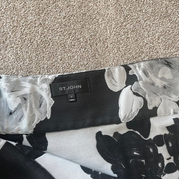 Beautiful Long Split Skirt - St. John - Picture 2 of 3